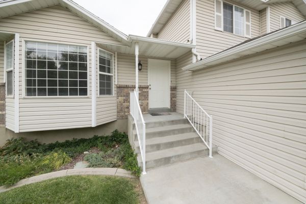 Cost of White Vinyl Siding Replacement in Sherman